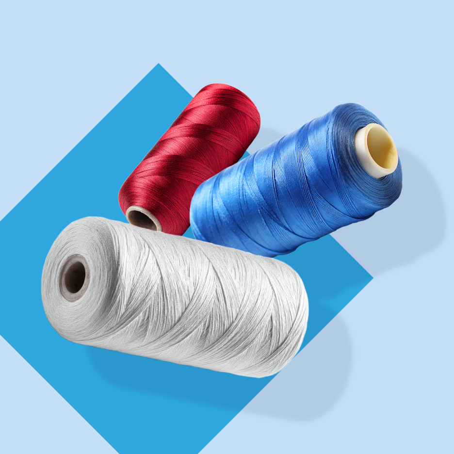 Tri kalema konca u crvenoj, plavoj i bijeloj boji na plavoj pozadini.