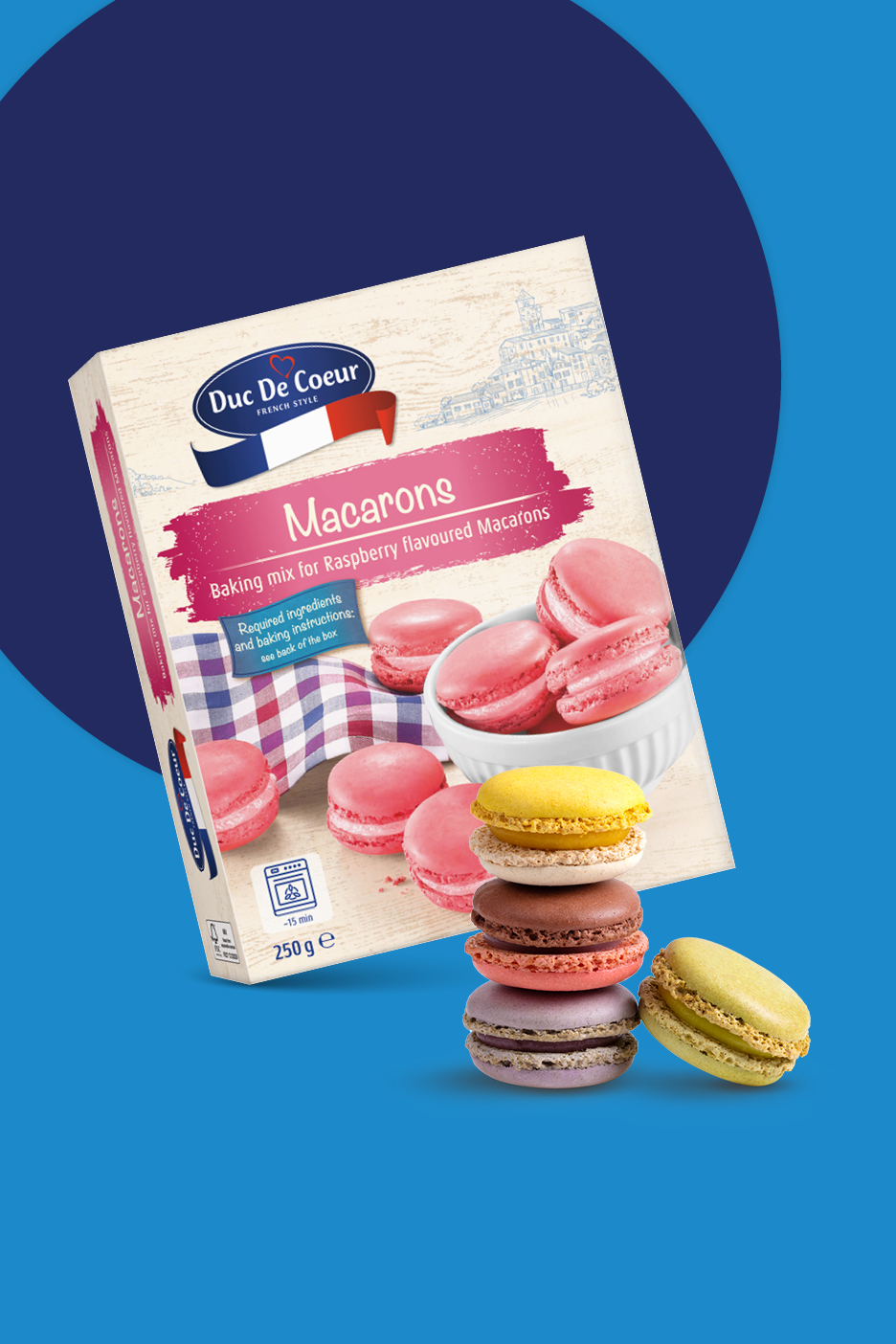 Kutija mješavine za pečenje makarona s okusom maline i hrpa raznobojnih makarona.