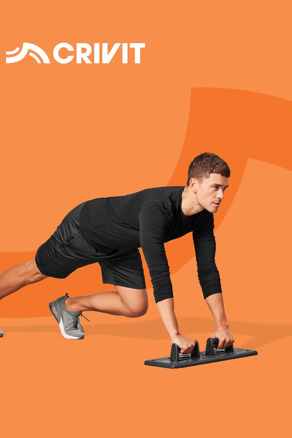 Muškarac u crnoj sportskoj odjeći koristi spravu za sklekove na narančastoj pozadini.