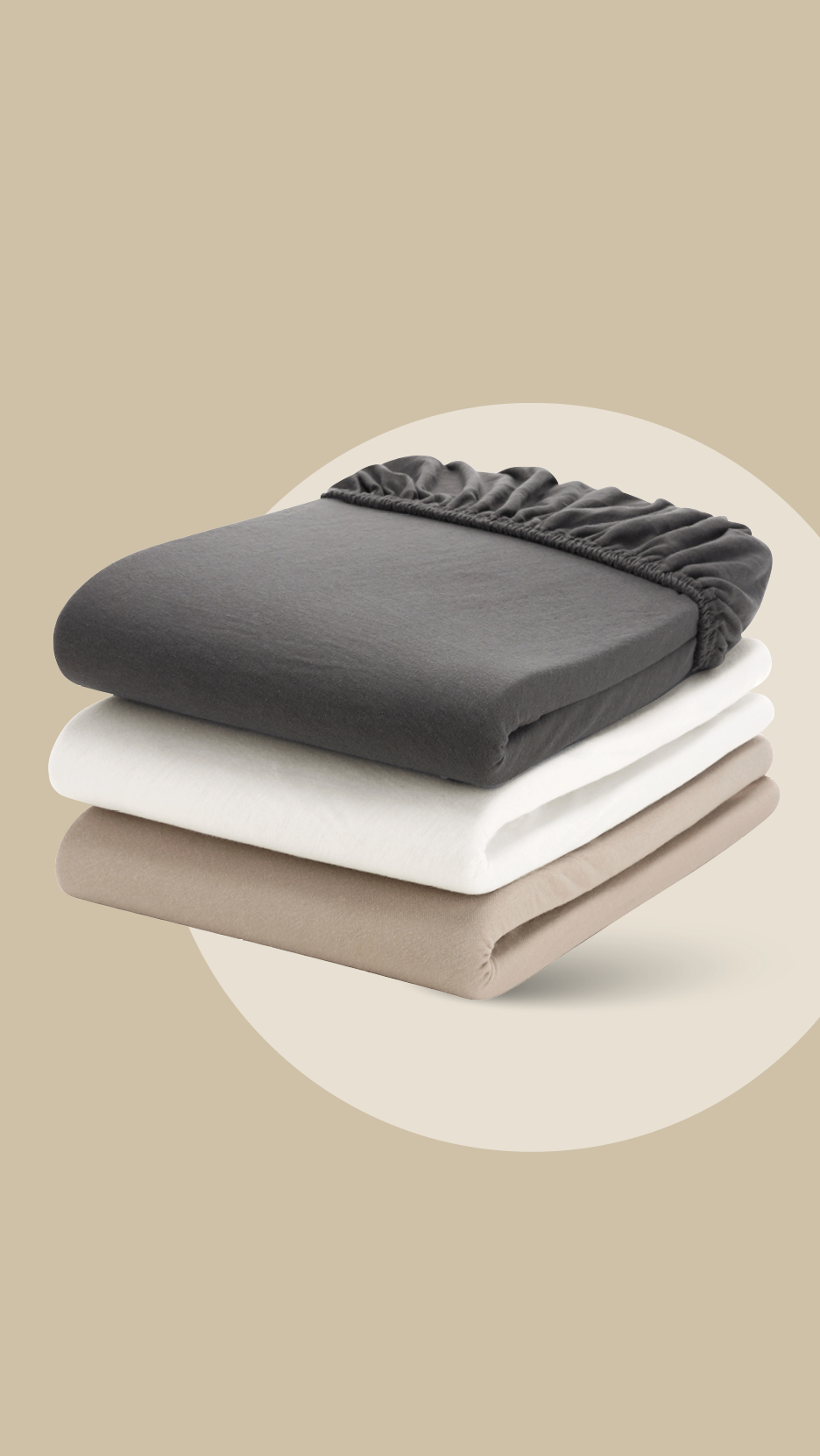 Složene plahte u sivoj, bijeloj i bež boji.
