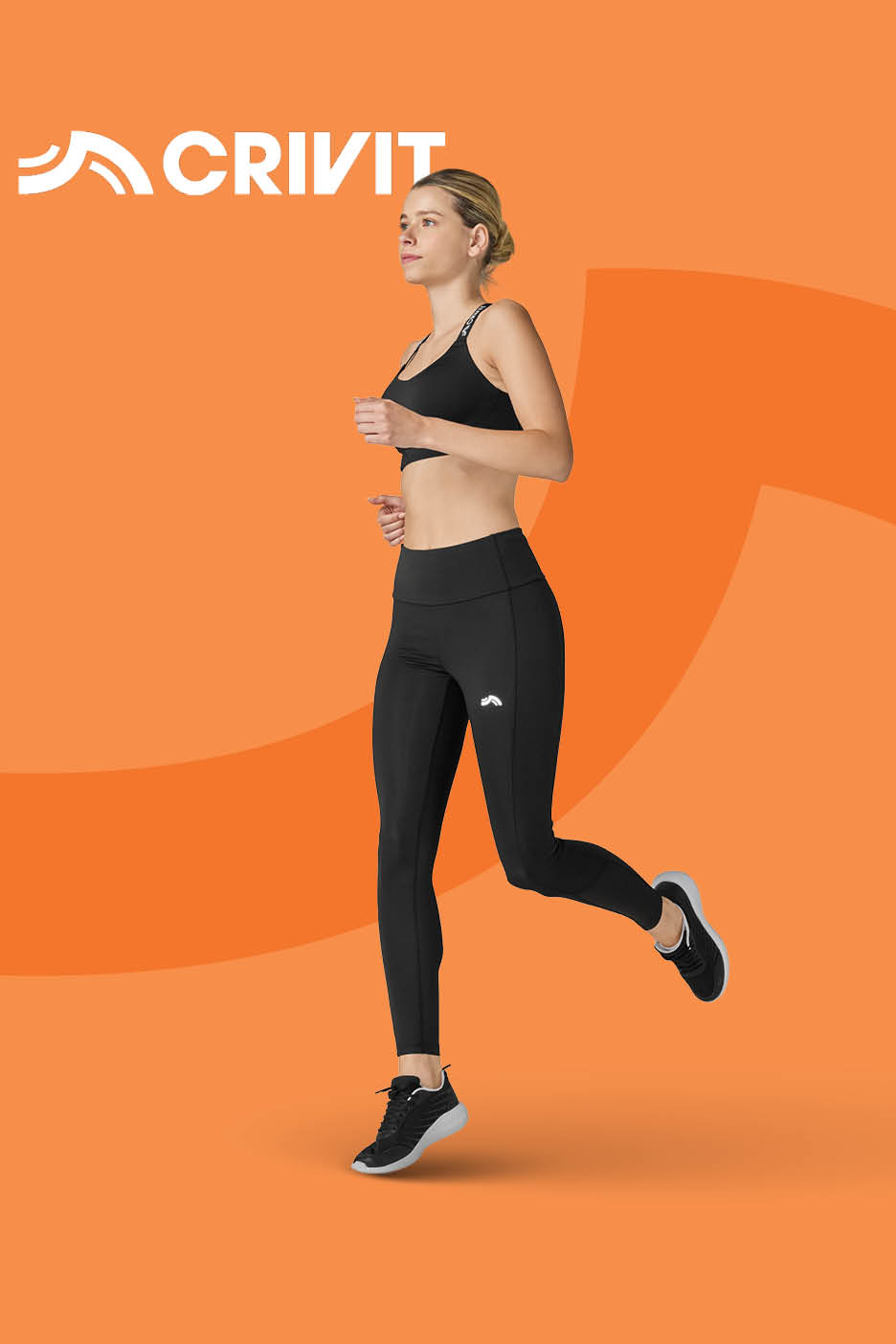 Žena trči u crnom sportskom grudnjaku i tajicama na narančastoj pozadini.