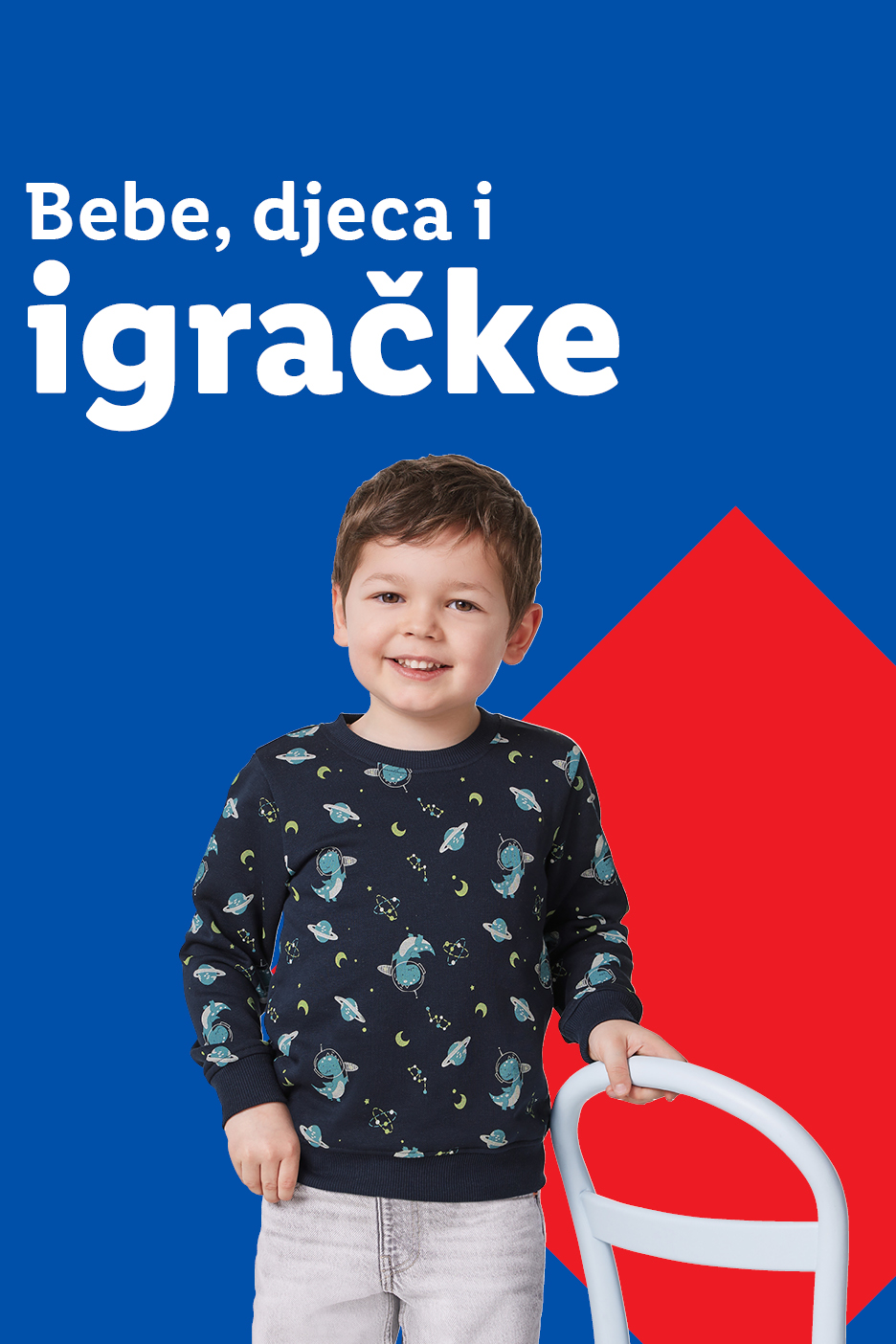 Naslov: Bebe, djeca i igračke. Dječak u majici s uzorkom dinosaura i planeta.