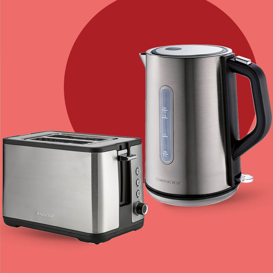 Srebrni kuhalo za vodu i toster od nehrđajućeg čelika na crvenoj pozadini.