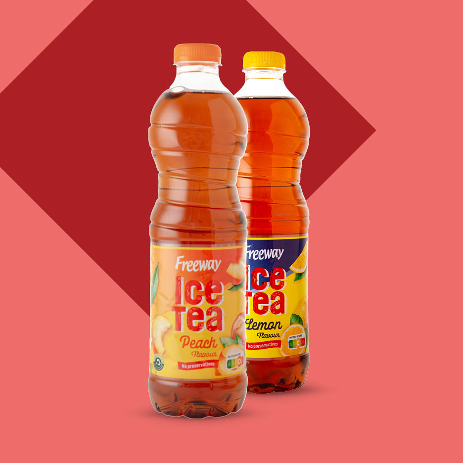 Dvije boce Freeway ledenog čaja, okusa breskve i limuna, na crveno-ružičastoj pozadini.