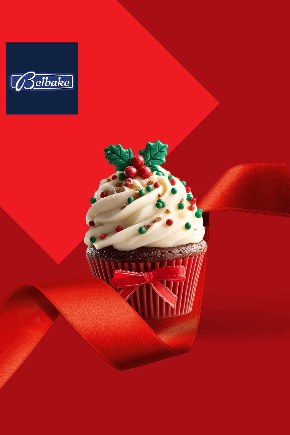 Baka i unuka peku s voćem, bobicama i jajima na drvenom stolu.