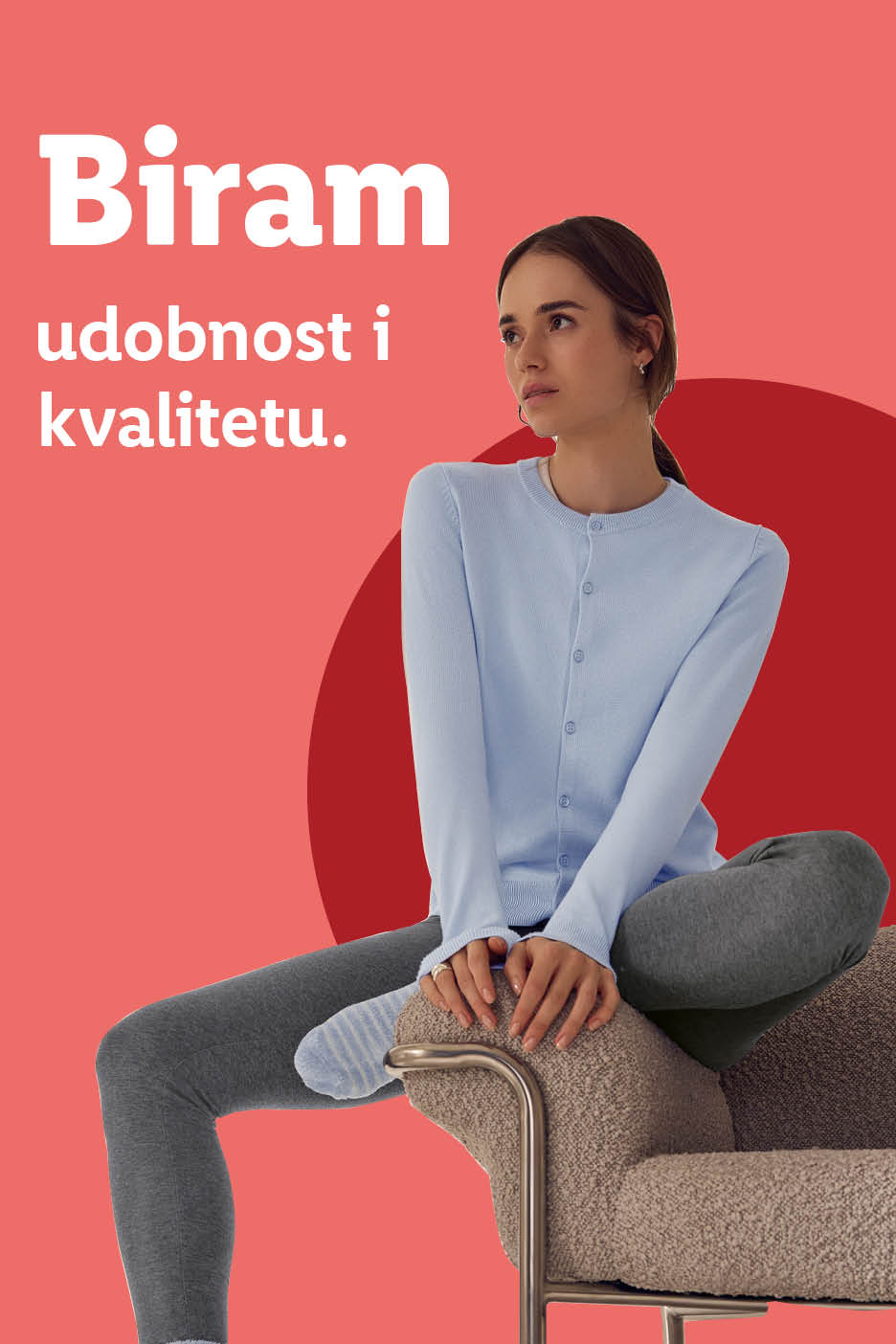 Žena u plavom kardiganu i sivim tajicama sjedi na stolici. Tekst: Biram udobnost i kvalitetu.
