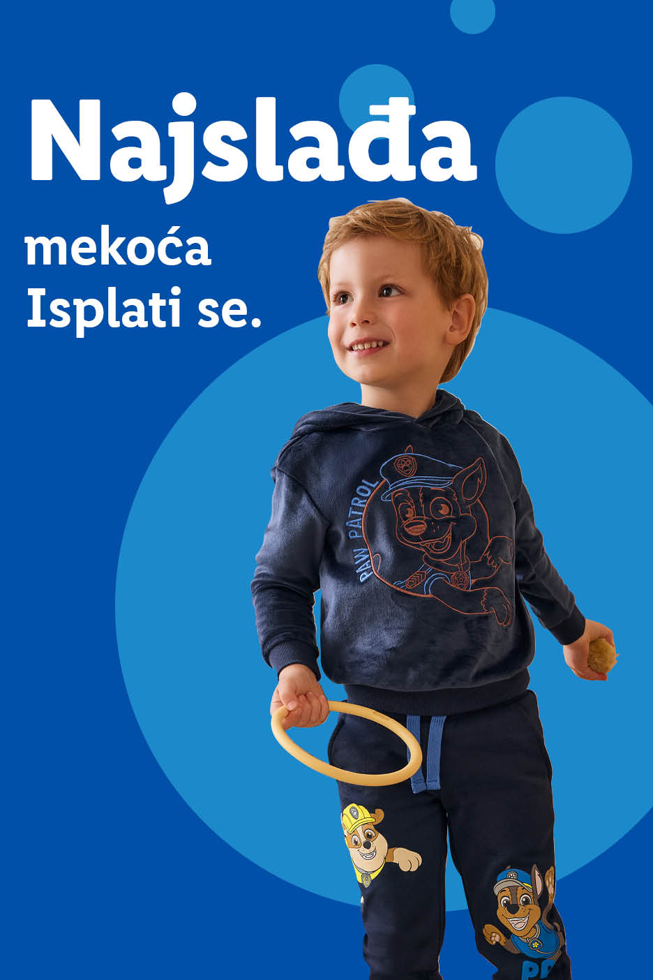Dječak u tamnoplavoj Paw Patrol trenirci s natpisom 'Najslađa mekoća isplati se'.