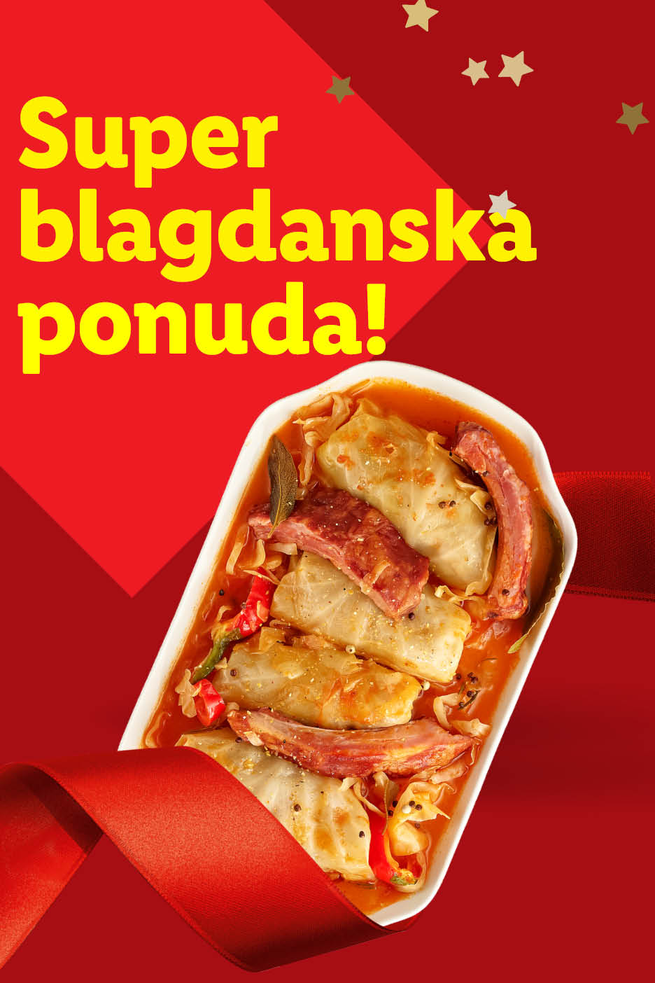 Sarma u bijeloj posudi na crvenoj pozadini.