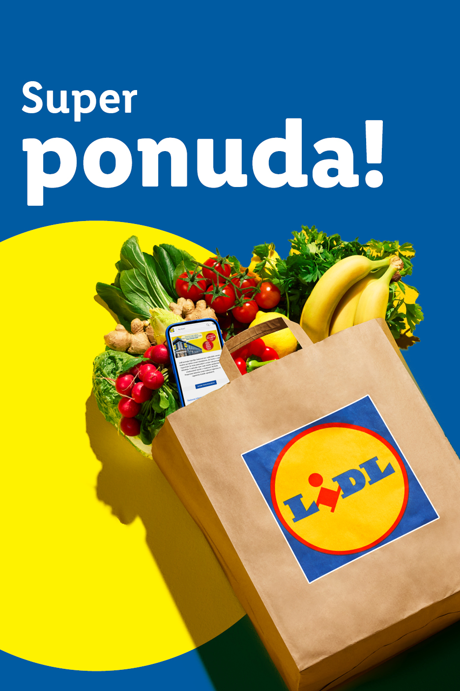 Lidl papirnata vrećica puna svježeg voća i povrća, s telefonom koji prikazuje Lidl aplikaciju.