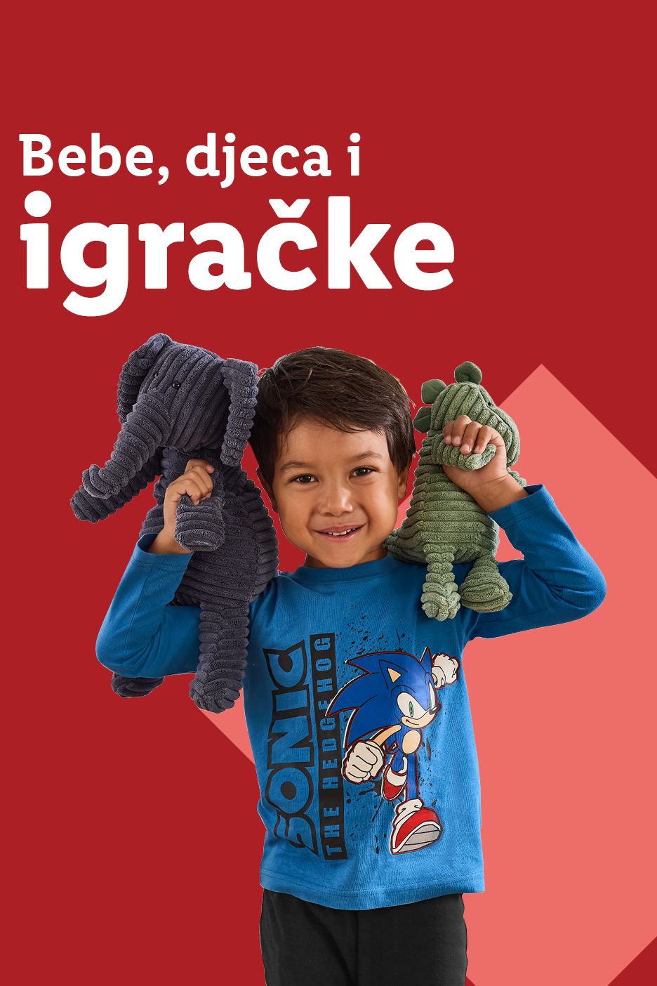 Dječak u majici Sonic the Hedgehog drži plišane igračke slona i dinosaura.
