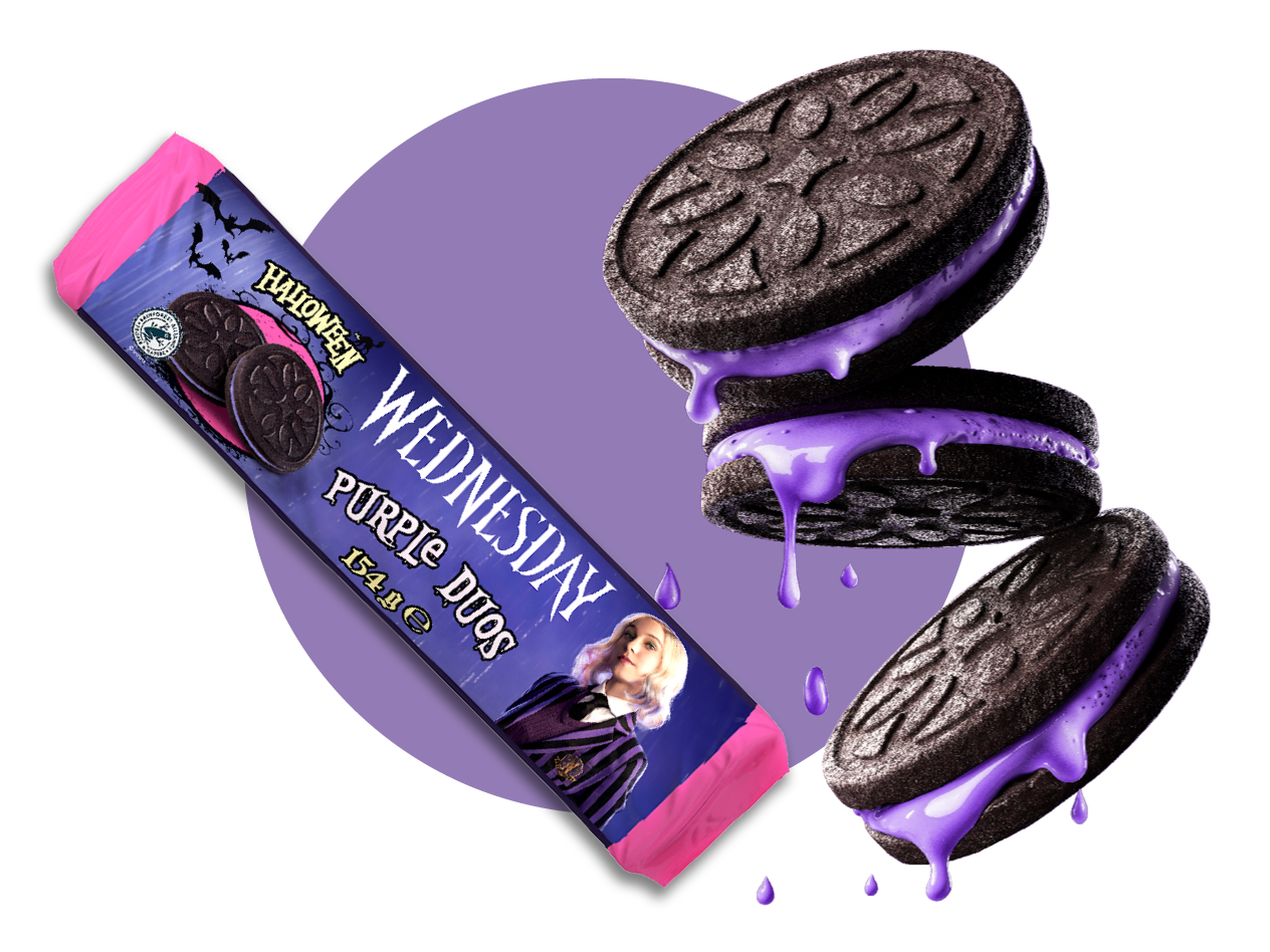 Pakiranje keksa Wednesday Purple Duos s temom Noći vještica i tri keksa s ljubičastim punjenjem.