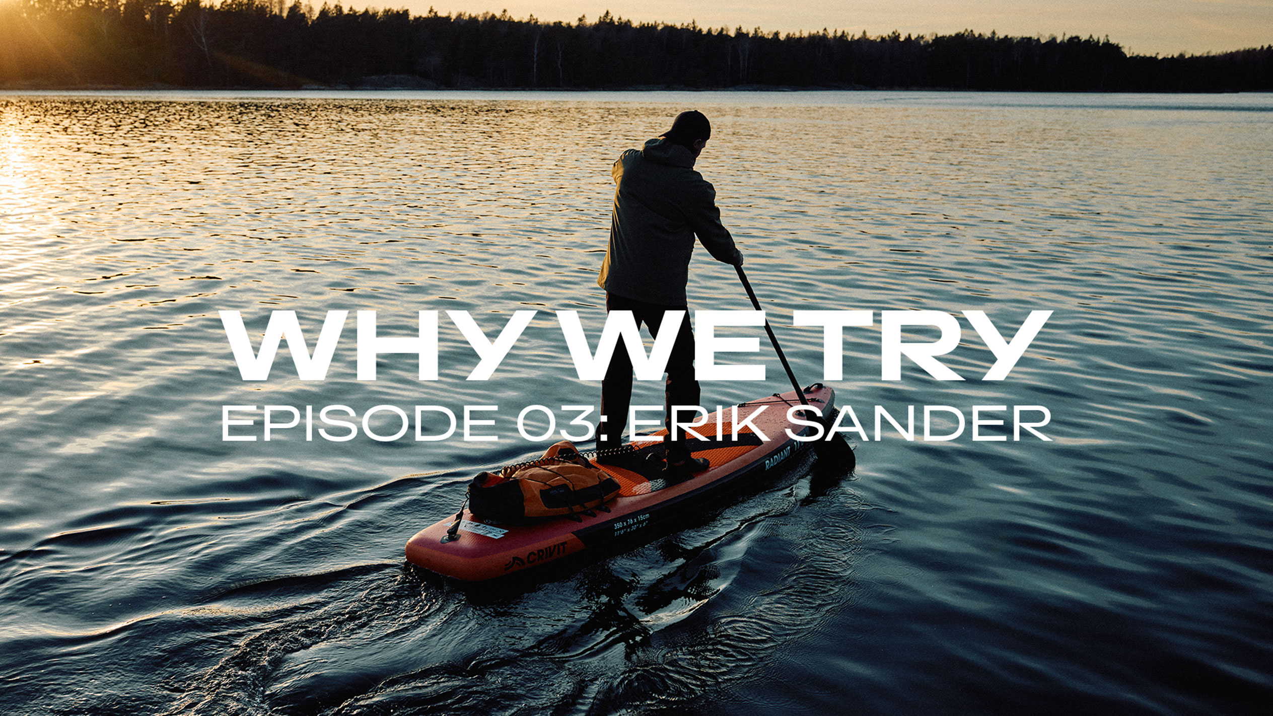Muškarac vesla na SUP dasci pri zalasku sunca, tekst: „WHY WE TRY EPISODE 03: ERIK SANDER“.
