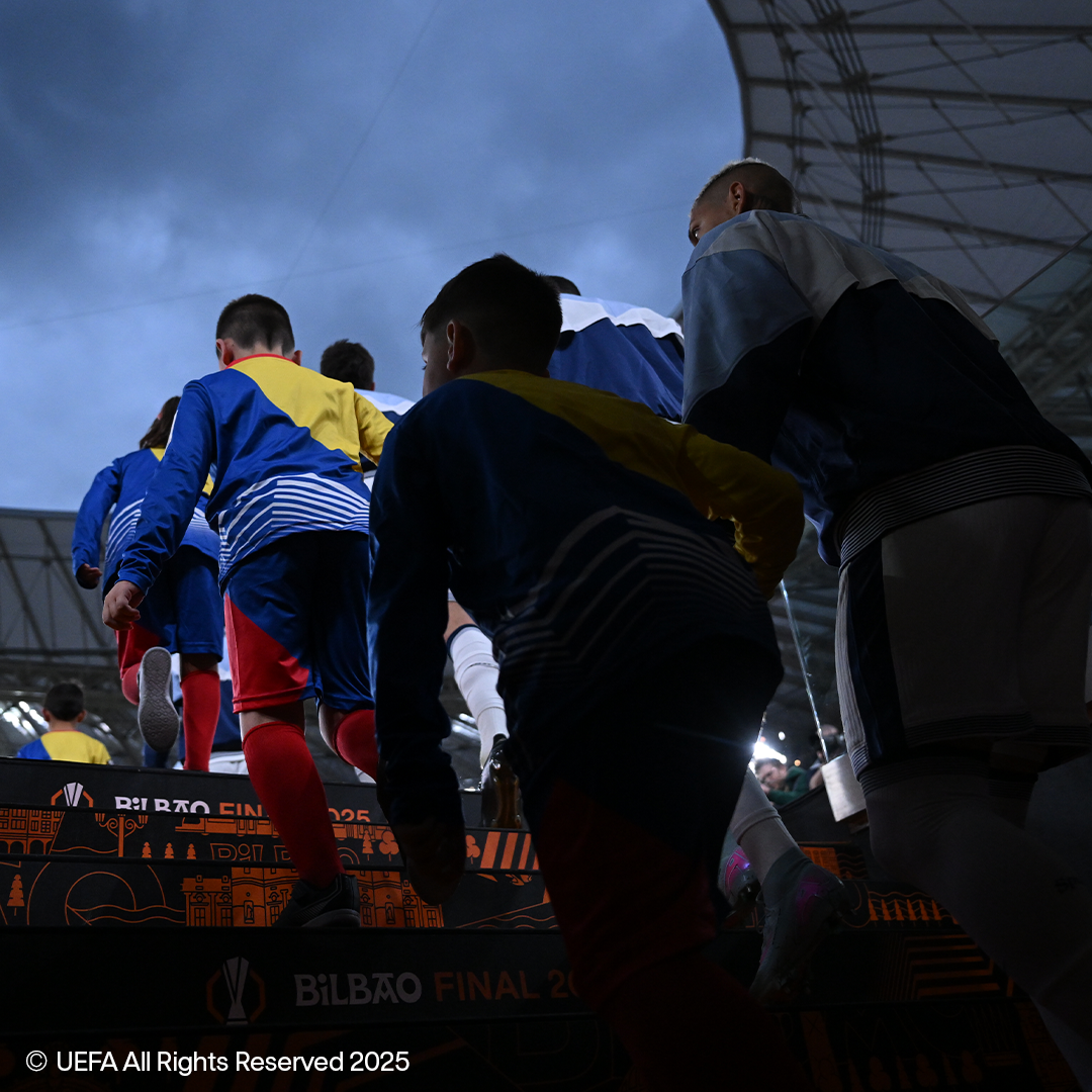 Djeca i odrasli penju se stepenicama, s vidljivim logotipom UEFA Europa lige.
