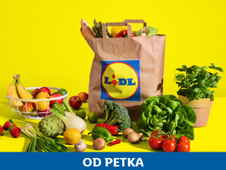 Lidl papirnata vrećica s namirnicama, okružena svježim voćem i povrćem na žutoj pozadini.