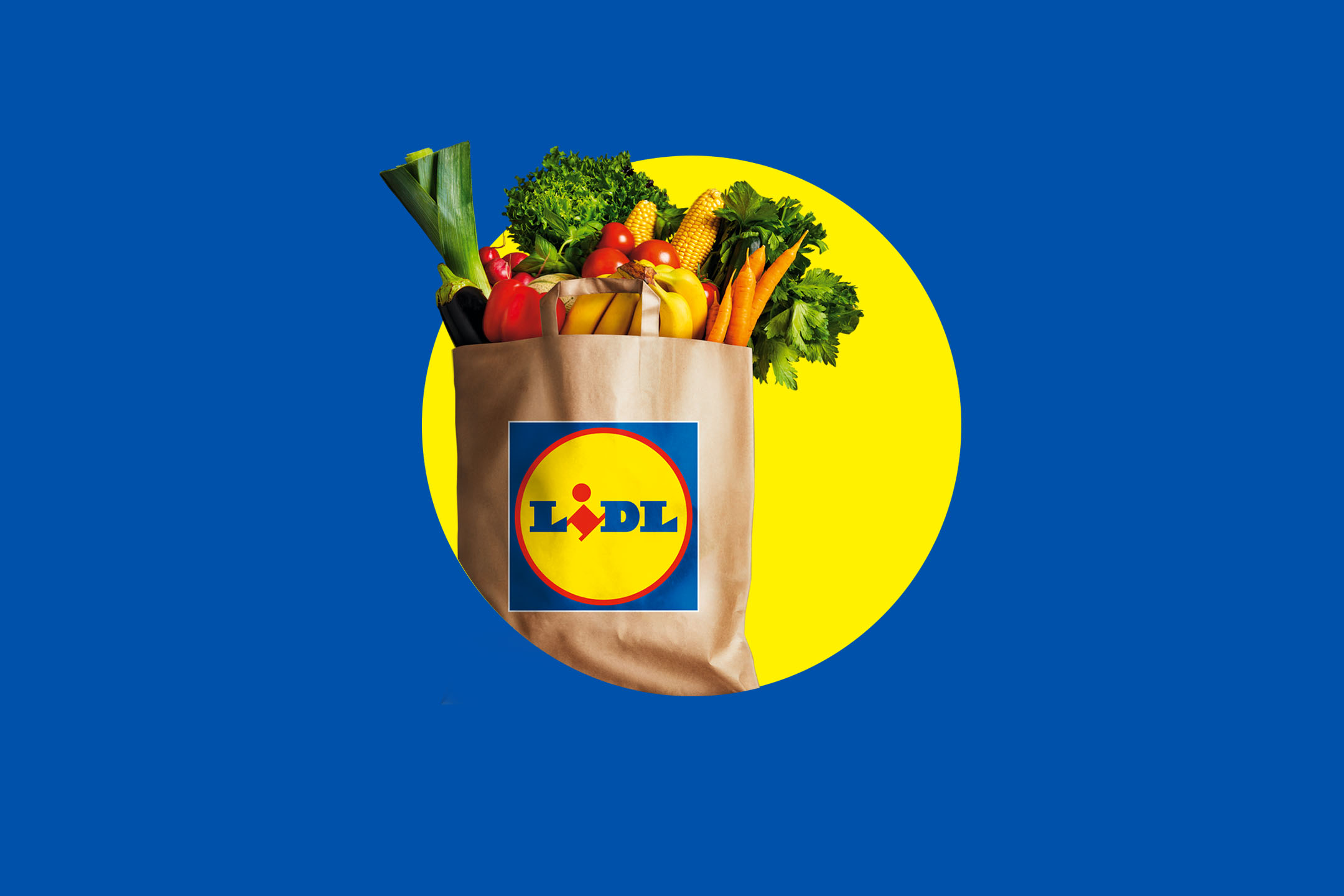 Papirnata vrećica puna svježeg povrća, uključujući poriluk, patlidžan, kukuruz, rajčice i mrkvu, na plavoj pozadini sa žutim krugom.