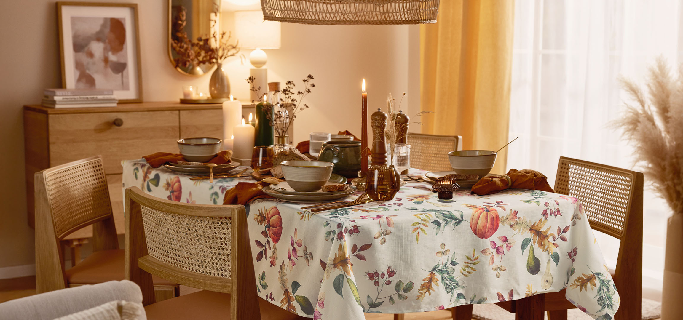Blagovaonica sa stolom postavljenim za obrok, s cvjetnim stolnjakom i toplim osvjetljenjem.