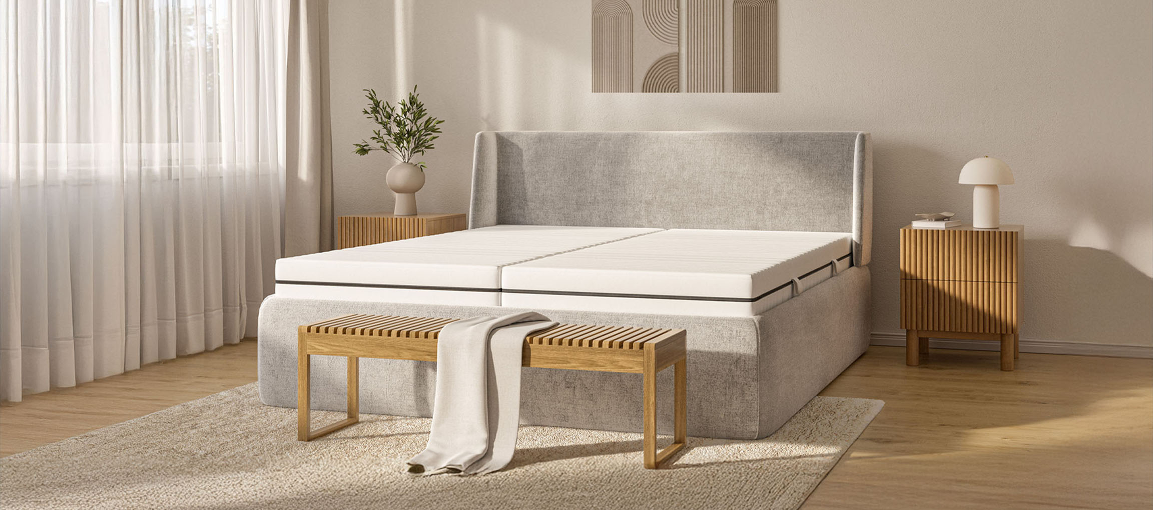 Spavaća soba neutralnih boja s box spring krevetom, drvenom klupom i noćnim ormarićima.