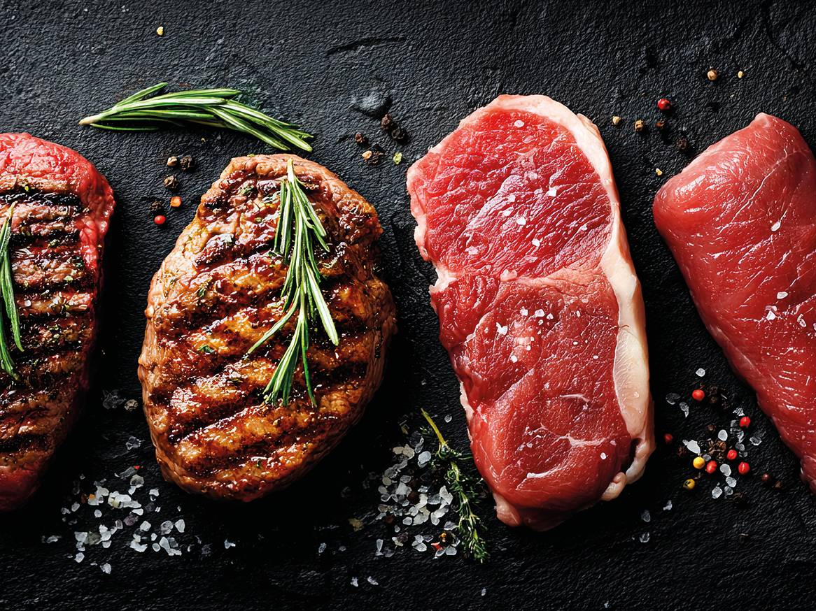 Odresci s ružmarinom i začinima na tamnoj podlozi.