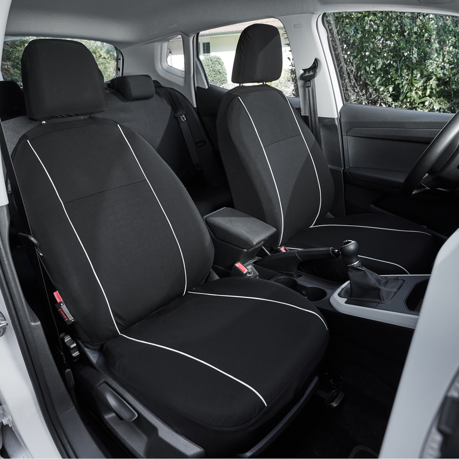 Crne presvlake za autosjedalice s bijelim detaljima unutar automobila.