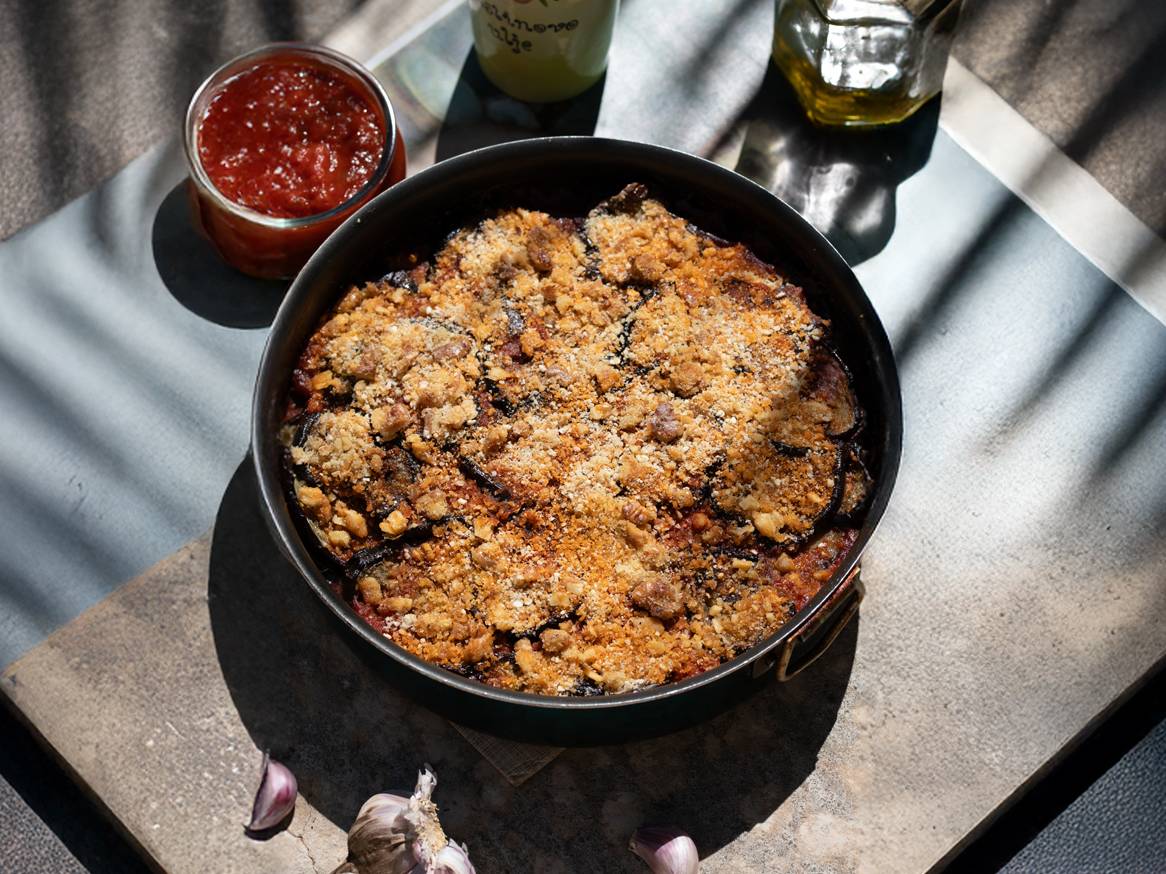 Zapečeni patlidžan s krušnim mrvicama u tavi, s umakom od rajčice i češnjakom.