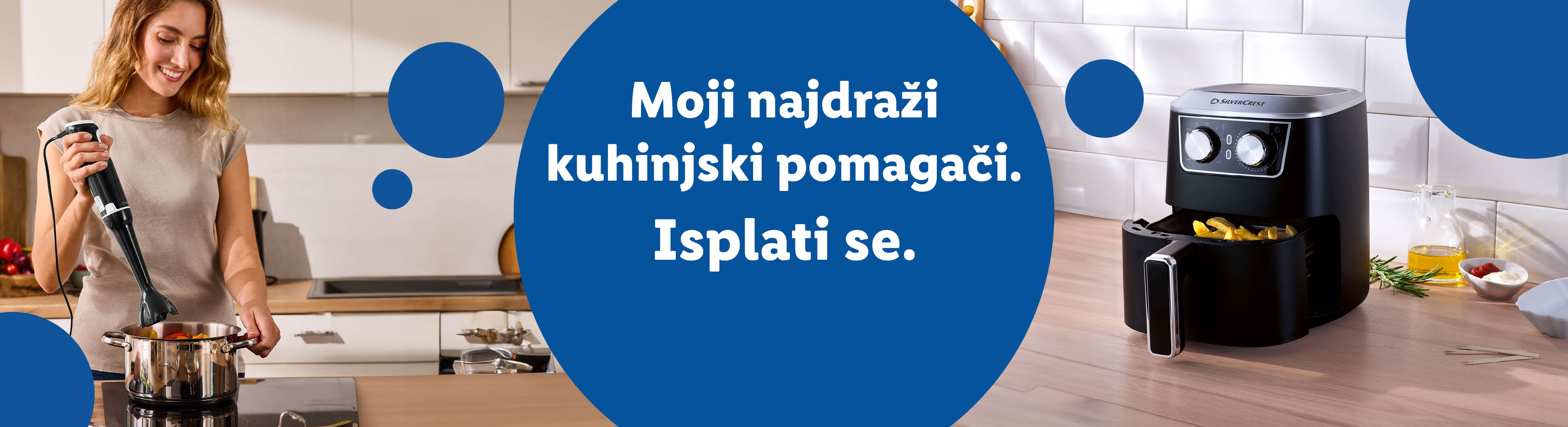 Žena koristi štapni mikser, a pored nje je friteza na vrući zrak. Tekst: Moji najdraži kuhinjski pomagači. Isplati se.