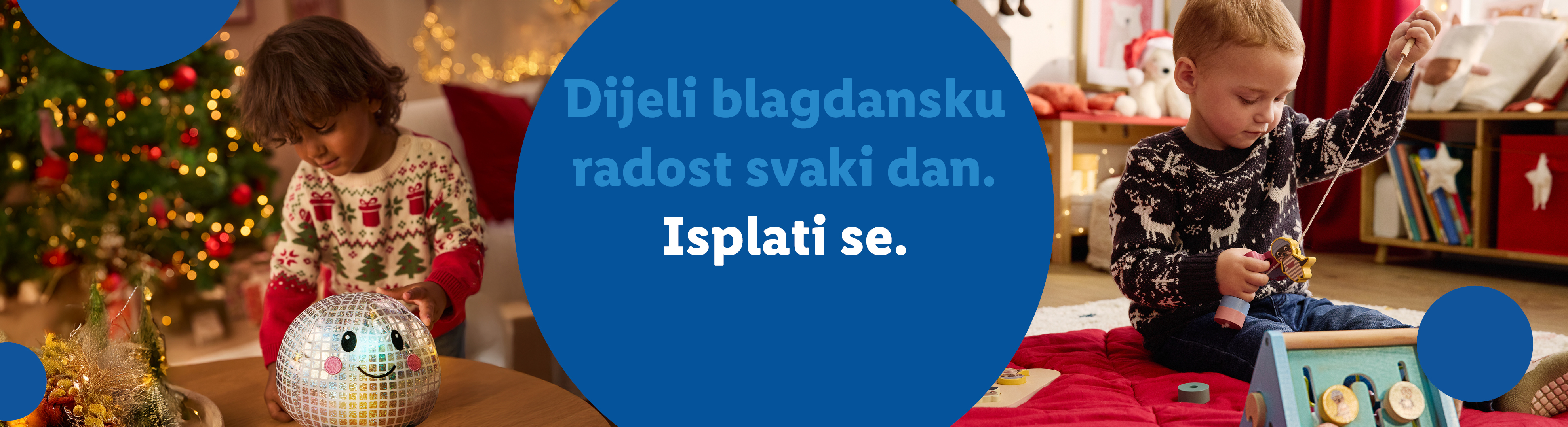 Dvoje djece u božićnim džemperima igra se igračkama, s tekstom: 'Dijeli blagdansku radost svaki dan. Isplati se.'
