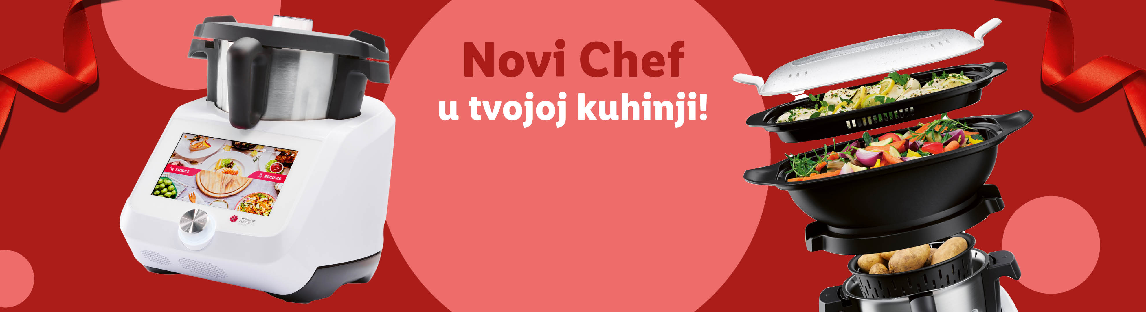 Kuhinjski robot Monsieur Cuisine Smart i dodaci za kuhanje na pari s povrćem i ribom, na crvenoj pozadini.