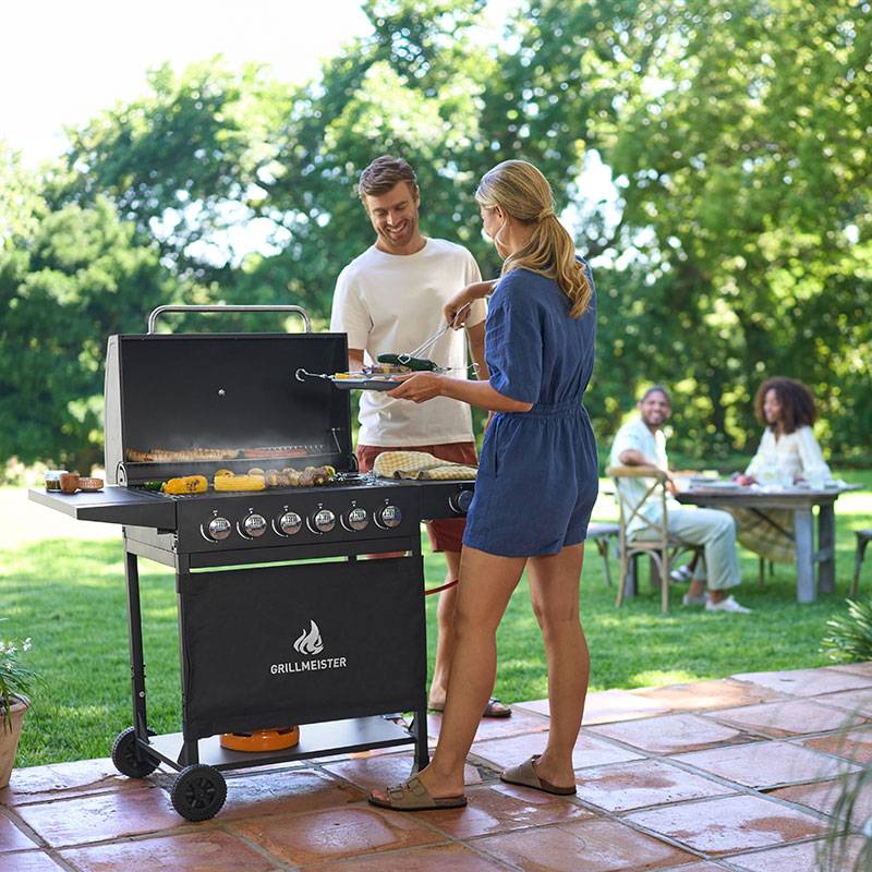 GrillMeister roštilj sa 6 plamenika, na otvorenom.