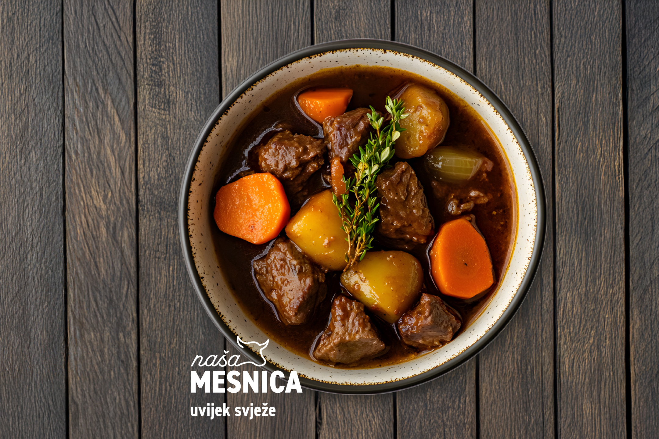 Goveđi gulaš s krumpirom i mrkvom u zdjeli, s logotipom 'Naša Mesnica'.