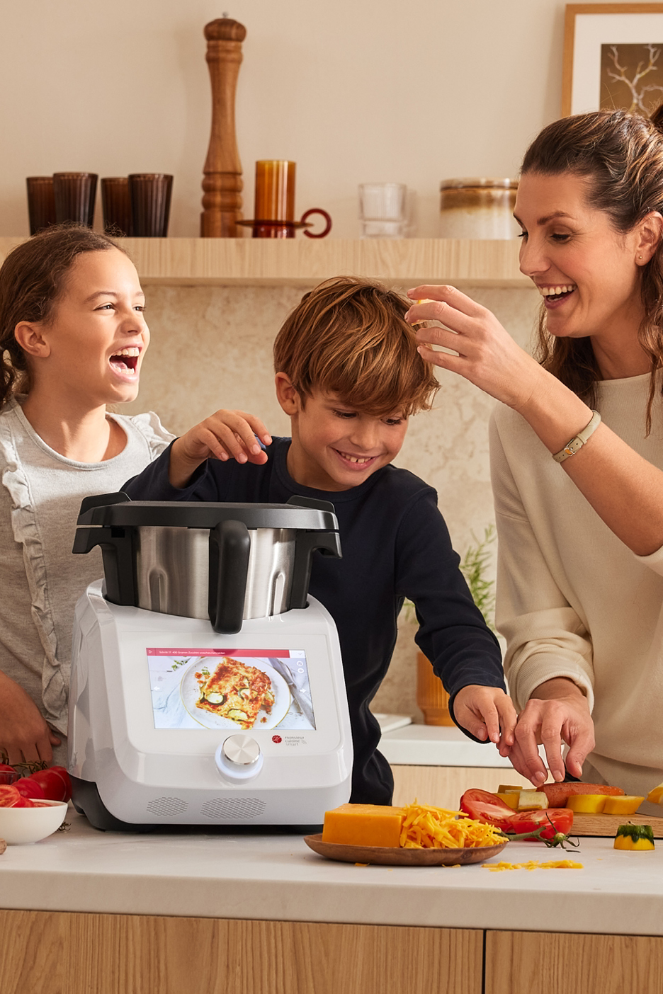 Obitelj priprema lazanje s Monsieur Cuisine Smart kuhinjskim robotom.