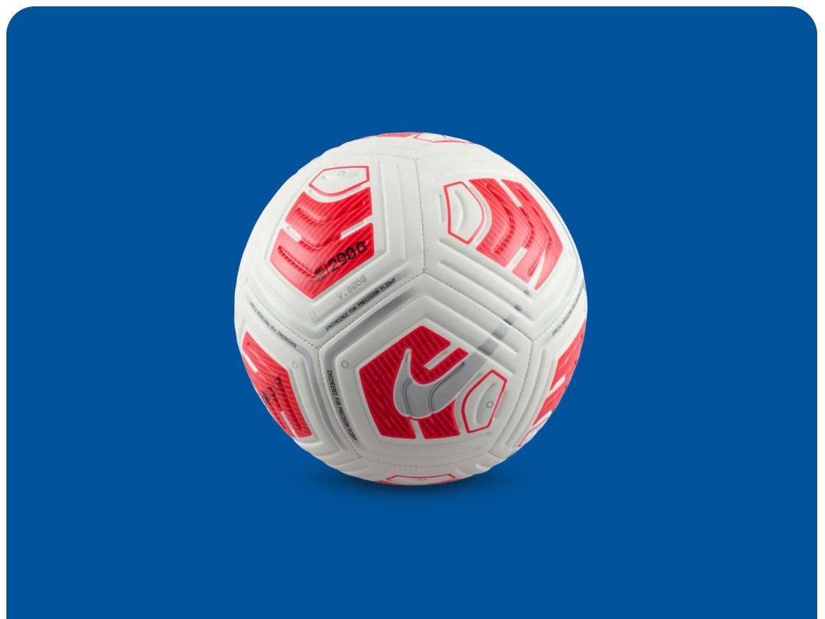 Bijela nogometna lopta s crvenim i sivim detaljima na plavoj pozadini.