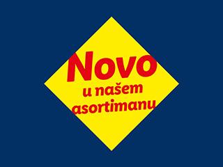 Žuti romb s crvenim natpisom 'Novo u našem asortimanu' na tamnoplavoj pozadini.