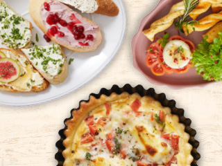 Različiti ukusni zalogaji: bruschetta, grissini i quiche.