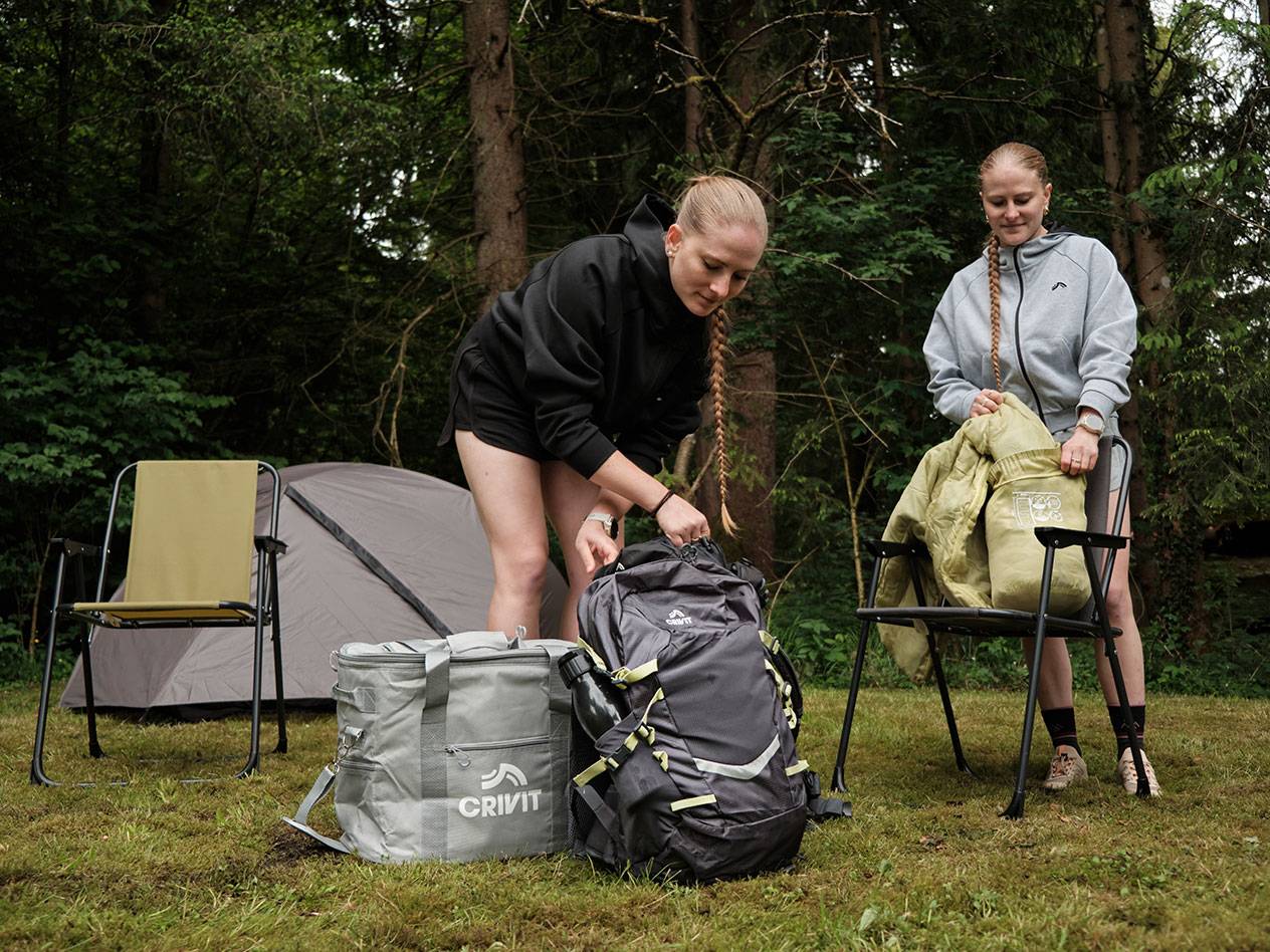 Kamp oprema: Crivit ruksak, stolice i šator.