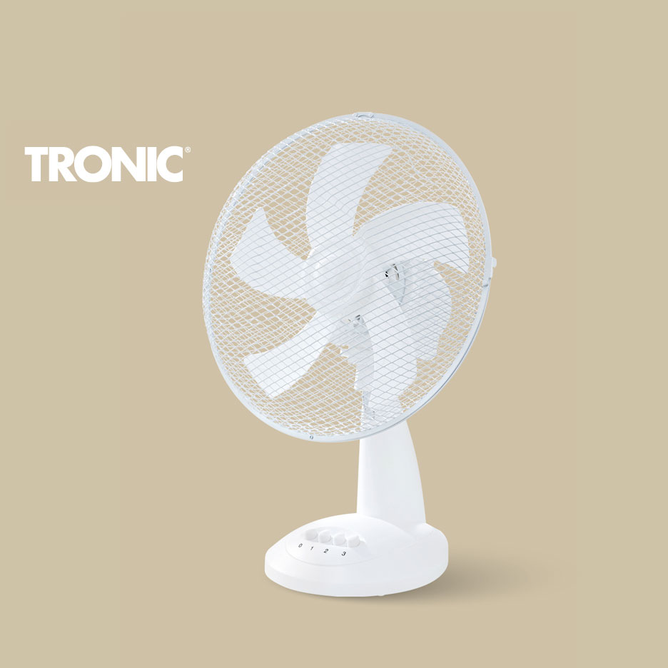 Bijeli stolni ventilator s tri brzine na bež pozadini.